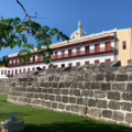 Las Murallas de Cartagena frente al Claustro de los Jesuitas y el Museo Naval