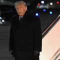 El presidente de Estados Unidos, Donald Trump, descendió del Air Force One a su llegada a la Base Conjunta Andrews en Maryland el 22 de enero de 2026.