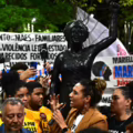 Familia de Marielle Franco frente a una estatua en honor a la fallecida activista en el centro de Río de Janeiro, Brasil.