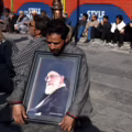 Iraníes lamentan la muerte del líder supremo Alí Jamenei.