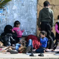 Residentes desplazados que huyeron de los ataques aéreos israelíes en los suburbios del sur de Beirut, Líbano