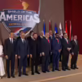 El presidente de EE.UU., Donald Trump (c), junto a 12 mandatarios latinoamericanos en la cumbre 'Escudo de las Américas'