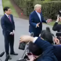 El secretario de Estado de EE. UU., Marco Rubio (izquierda), y el presidente de EE. UU., Donald Trump, hablando con periodistas en la Casa Blanca