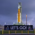 USA9524. CABO CAÑAVERAL (FL, EEUU), 31/03/2026.- Fotografía cedida por la NASA donde se muestra el cohete del Sistema de Lanzamiento Espacial (SLS) y la nave espacial Orion de la misión Artemis II este martes, sobre una plataforma de lanzamiento móvil en el Complejo de Lanzamiento 39B del Centro Espacial Kennedy en Cabo Cañaveral (Estados Unidos). A un día del lanzamiento programado de la misión Artemis II, la NASA tiene todo listo para el despegue de su misión más ambiciosa en décadas, que prevé trasladar a cuatro astronautas a la órbita lunar por primera vez desde 1972. EFE/ Bill Ingalls /NASA /SOLO USO EDITORIAL /NO VENTAS /SOLO DISPONIBLE PARA ILUSTRAR LA NOTICIA QUE ACOMPAÑA /CRÉDITO OBLIGATORIO