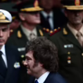 El presidente argentino Javier Milei sale de una ceremonia para conmemorar el 44.º aniversario de la Guerra de las Malvinas.