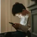 Contenido sexual, violento y de autolesiones: lo que las redes le muestran a adolescentes en solo 40 minutos, según estudio