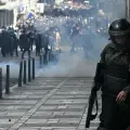 Manifestantes que exige la renuncia del presidente boliviano Rodrigo Paz se enfrentan a la policía antidisturbios el 18 de mayo
