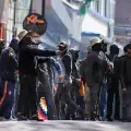 Manifestantes se enfrentan a la Policía durante una protesta en La Paz (Bolivia)