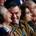 El presidente del Gobierno español, Pedro Sánchez, sonríe junto al expresidente del Gobierno José Luis Rodríguez Zapatero.