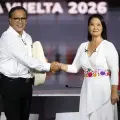 La candidata derechista Keiko Fujimori (d) y el candidato izquierdista Roberto Sánchez posan durante un debate presidencial en Lima (Perú).