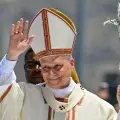 El papa León XIV saluda a su llegada para oficiar una misa en el puerto de Santa Cruz de Tenerife, en la isla canaria de Tenerife, el 12 de junio de 2026.
