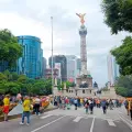 Colombianos en el Ángel de la Independencia en Ciudad de México.