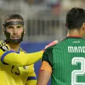 El portero argelino Luca Zidane, número 23, hace un gesto junto a su compañero, el defensa Aissa Mandi, número 2, durante el partido de fútbol del Grupo J del Mundial 2026 entre Argentina y Argelia en el Estadio de Kansas City, el 16 de junio de 2026.