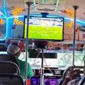 Conductor instaló pantalla para ver los partidos del mundial