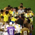 El técnico de la Selección Colombia, Néstor Lorenzo, conversa con sus jugadores durante una pausa de hidratación en el partido contra Portugal.