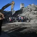 Equipos de rescate intentan recuperar cuerpos de un edificio colapsado en Caraballeda, estado de La Guaira (Venezuela)