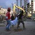 Equipos de rescate transportan el cuerpo de una víctima del doble terremoto en Venezuela