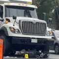 Grave accidente tránsito en Cali. Una volqueta arrolló una moto eléctrica con tres mujeres.