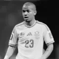 El centrocampista sudafricano Jayden Adams murió.