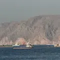 Buques varados en el estrecho de Ormuz, frente a la ciudad portuaria de Khasab, en la península de Musandam (norte de Omán)