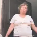El hombre ha sido grabado caminando y bailando por cuenta propia.