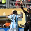 El árbitro esloveno Slavko Vincic (centro) muestra la tarjeta roja al centrocampista argentino Enzo Fernández (n.º 24) tras una falta sobre el defensa español Pau Cubarsí (no visible) durante la final del Mundial de fútbol de 2026 entre España y Argentina, disputada en el estadio de Nueva York/Nueva Jersey en East Rutherford el 19 de julio de 2026.