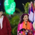 Presidente de Nicaragua, Daniel Ortega, saludando junto a su esposa y copresidenta, Rosario Murillo