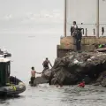 Agentes de la Guardia Civil de España vigilan la zona mientras migrantes intentan entrar en el enclave de Ceuta