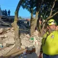Rescatistas y ciudadanos forma una cadena de esperanza y vida.