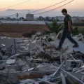 Un niño palestino inspecciona los escombros de casi dos docenas de tiendas que fueron demolidas por excavadoras israelíes