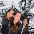 Ana María Saavedra Caicedo (centro), con sus hermanas trillizas Isabella y Sofía, quienes murieron.