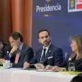 El presidente Abelardo De La Espriella en la entrega del 'libro de la verdad'.