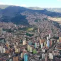La expansión urbana en Medellín ha copado la media ladera de la cadena montañosa del valle de Aburrá