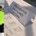 La mujer y los 'guantes de silicona'.