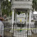 El cementerio Central donde daños en un mausoleo y en la cúpula de la iglesia.