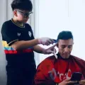Niño barbero