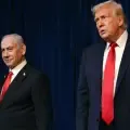 El presidente estadounidense Donald Trump (der.) y el primer ministro israelí Benjamin Netanyahu (centro).