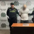 El hombre tenía cabello y lucía calvo al momento de la captura.