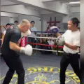 Presidente de Polonia se sube al ring con el famoso boxeador filipino Manny Pacquiao.