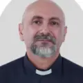 El padre Patricio Sánchez Molinari murió luego de que una cruz le cayera encima durante una misa en Guayaquil, Ecuador.