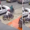 Momentos del robo mediante la modalidad de raponazo y la acción de la mujer que derribó al motociclista.
