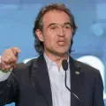 El alcalde de Medellín, Federico Gutiérrez y los hijos de Iván René Valenciano.