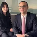El abogado del expresidente Petro, Alejandro Carranza, Deicy Jiménez y el abogado Felipe Caballero.