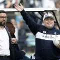 La superestrella argentina Diego Maradona, durante su presentación como DT de Gimnasia y Esgrima La Plata en el estadio El Bosque.