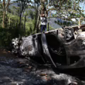 Uno de los vehículos incinerados en la zona y en los que se habrían movilizado algunas de las víctimas.