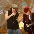 El cantante de la agrupación de rock AC/DC Brian Johnson (i) y el guitarrista Angus Young (d).
