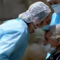 El Ministerio enfatizó darle prioridad a las personas que “se encuentren en centros de protección del adulto mayor, centros de larga estancia y en instituciones que los concentren