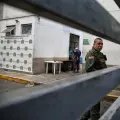 Esta es la estación del barrio La Flora con la celda al fondo de donde los detenidos se fugaron.