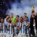 La selección Argentina, en cabeza de Messi, alzando la copa del Mundo.