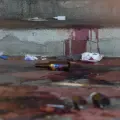 Barranquilla, Colombia, 30 de Enero de 2023. Oficiales de la Sijin recopilan evidencias en el lugar de la masacre que se efectuó en el barrio El Santuario al sur occidente de la ciudad, donde cuatro personas fueron asesinadas. El hecho ocurrió en la carrera 8 con calle 52, en la Tienda y Estadero la 8 mientras se transmitía el partido de Junior FC contra el DIM. Un policia resultó muerto. Foto Vanexa Romero/ETCE